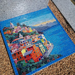 Mosaïque funéraire colorée représentant un village côtier de style Riviera italienne en bord de mer azur.