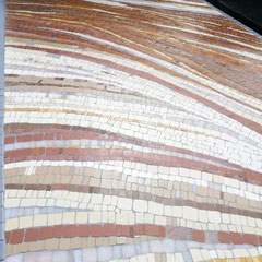 Détail des vagues de tesselles assemblées minutieusement à la main, art funéraire contemporain par une artiste mosaïste.