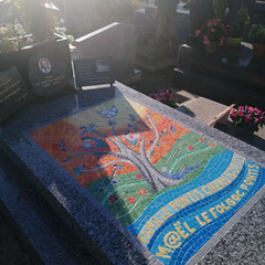 Détail d'une œuvre en mosaïque illustrant la force du lien mère-enfant à travers la métaphore d'un arbre aux couleurs vives et apaisantes.