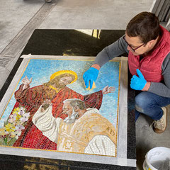 "Atelier de création Mozaiktoone : assemblage minutieux d'une mosaïque sur mesure destinée à un monument funéraire".
