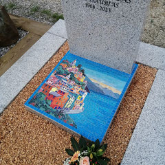 Monument funéraire cavurne personnalisé avec une mosaïque colorée posée au sol au cimetière.