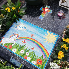 Plaque funéraire personnalisée en mosaïque pour enfant avec une licorne, un arc-en-ciel et des fleurs colorées.