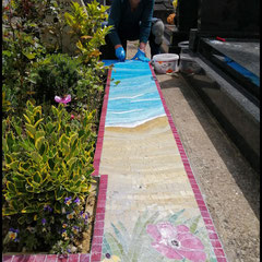 "Cadre en mosaïque colorée sur semelle béton entourant un espace de plantation pour fleurs naturelles" realisée par mozaiktoone , atelier mosaique à gouvieux