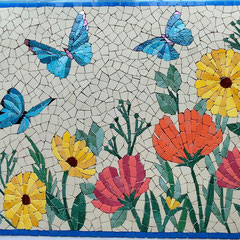 Détail d'une mosaïque contemporaine avec trois papillons bleus, des coquelicots et des fleurs jaunes.