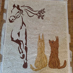 Détail d'une mosaïque artisanale en grès cérame Winckelmans avec motifs de cheval et de chiens.