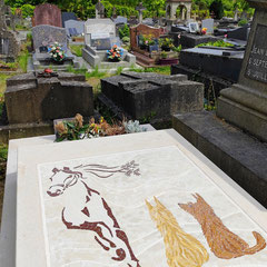 Mosaïque funéraire contemporaine représentant un cheval au galop suivi de deux chiens de race Briard Picard."