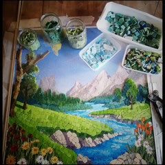  une mosaïque  en cours de réalisation ayant pour theme un paysage de montagne , utilisation de carres de verre Bizazza et d' emaux de briare 