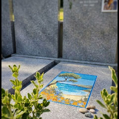 Monument funéraire contemporain en mosaïque arbre et mer installé dans un cimetière à Seyssins Isère Mozaiktoone.