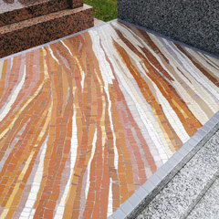 Mosaïque funéraire contemporaine aux lignes fluides dans des nuances de beige, blanc et brun, réalisée en grés cérame