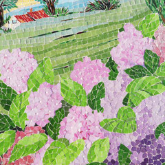 Gros plan détaillé sur une mosaïque d'hortensias roses et violets, art funéraire contemporain.