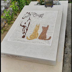 Mosaïque funéraire contemporaine posée sur une sépulture au cimetière de Luzarches.