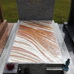 Monument funéraire moderne en granit tarn  gris entièrement recouvert d'un tapis de mosaïque artisanale aux ondulations douces