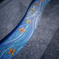 Mosaïque artistique representant une rivière bleue et des papillons jaunes symbolisant l'envol et le passage