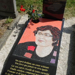 Monument funéraire au cimetière de Dijon présentant un grand portrait en mosaïque colorée d'une femme, réalisé d'après une peinture. réalisation mozaiktoone, artiste mosaiste à Gouvieux  