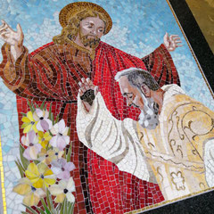 "Mosaïque funéraire lumineuse intégrant des émaux de verre pour un hommage vibrant à Padre Pio et au Christ", réalisation Mozaiktoone