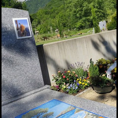 Monument funéraire artistique en mosaïque paysagère intégrée dans un cimetière face aux montagnes de Seyssins Mozaiktoone.