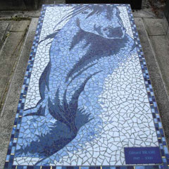 Détail des tesselles bleues d'une mosaïque funéraire, témoignant du savoir-faire technique et du travail de création de l'artiste mosaïste Toone Nicol