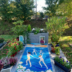 Décoration pour tombale en mosaïque bleue sur un monument funéraire réalisé par la marbrerie Bourson & Fils  de Gouvieurs , installée au Cimetière Parc à La Baule.
