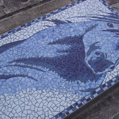 Mosaïque funéraire contemporaine d'un cheval bleu sur la tombe du chroniqueur hippique Gérard Brami au cimetière de Passy, Paris