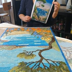 Toone Nicol artiste mosaïste créatrice de monuments funéraires personnalisés dans son atelier Mozaiktoone