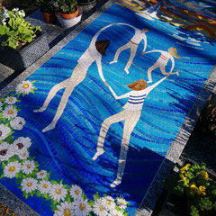 Mosaïque d'art contemporaine pour pierre tombale en tarn gris  illustrant quatre silhouettes familiales formant un cœur sous un soleil couchant avec un voilie