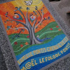 Mosaïque d'un arbre de vie stylisé aux branches protectrices, réalisée avec des émaux  de briare et des verres colorés pour un monument funéraire  en granit tarn gris au cimetière à Toulouse