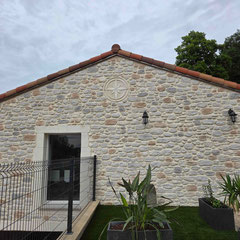maison de montagne en enduit pierre