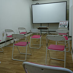 待合室　a small movie theater