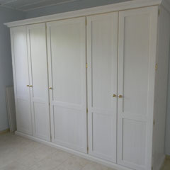 Kleider / Wäscheschrank in Buche weiß gebeizt und lackiert