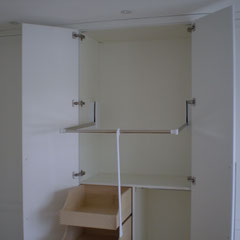 Einbauschrank mit Kleiderlift und englischen Auszügen