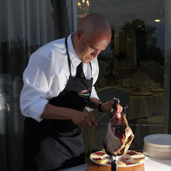 Cortando en una Boda, en Hotel Cortijo Bravo.