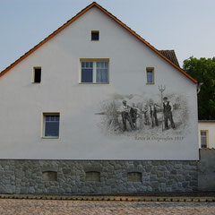 fertiges Wandbild in monochromer Malweise, Bauern auf dem Feld bei der Ernte