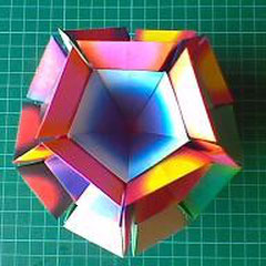 Dimpled Dodecahedron/Autor:Rona Gurkewitz,Benett Arnstein/Faltarbeit:Origami-Micha