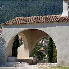 Au loin le village de Seillans, un des "Plus beaux villages de France"