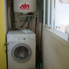 Buanderie avec lave-linge et étendoir à lessive