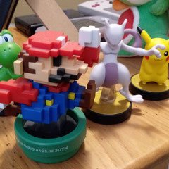 Mes amiibos Yoshi, Mario, Mewtwo et Pikachu (et Mr. Game&Watch pas présent ici)