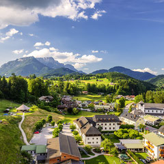 Blick v. Hanauerstein, Schönau - Unterstein mit dem Rathaus --> Hintergrund Berchtesgaden und der Untersberg