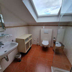 Bad mit Dusche und WC