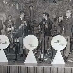 Les Six Trimeurs (Rucphen 1967) vlnr: Kees Dekkers (trompet/sax/zang), Gerard Konings (drums), Kees Schrauwen (klarinet), Jan Roovers (gitaar/zang), Jac Verpaalen (trompet/sax/bas/zang) en Chiel Kerstens (accordeon/orgel/zang).