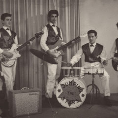 The Jumping Stars (Oosterhout 1961) vlnr: Hennie Sestig (zang), Wil Vermeulen (solo), Max Brakkee (bas), Kees Vermeulen (drums) en Jan Scherders (slag)