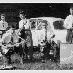 THE SWEEPERS 1961 vlnr: Peter Heeren - Sjef Schuerman - Frans Konings - Peter Poshumus - René Stam ( René Stam achter de theekist omdat Toon Simons ontbrak bij het nemen van de foto)