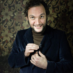 Ludovic Füschtelkeit fixe son micro - (photo : Simon Bonne) - 2014