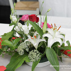 Blumenbouquet auf Tisch im dekorierten Festsaal von Studio II des Tanzstudio La Fragua