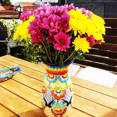 Bunte handbemalte Keramik Blumenvase aus Mexiko