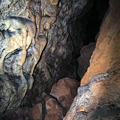 Grotta delle Cantine Superiori: parete con concrezioni