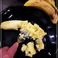 Écrasez la banane à la fourchette