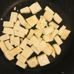 Tofu anbraten. Indisches Spinatcurry