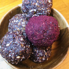 Vegane Energyballs Mandel Heidelbeere