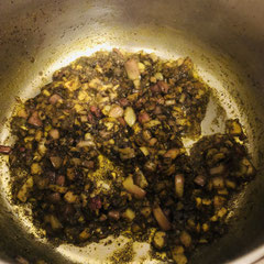Zwiebeln andünsten. Curry. Indisch. Vegan