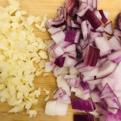 Zwiebeln und Knoblauch. vegan Curry